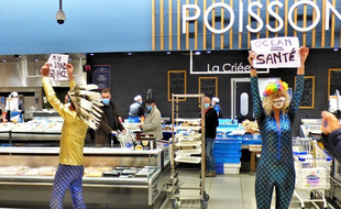 Les sirènes ont débarqué samedi au rayon poissonnerie d'un supermarché de Fouesnant (Finistère).