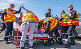 Les pompiers des Alpes-Maritimes lors d'une intervention sur un accident de la route (Illustration)