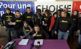 Mohamed Mechmache et ses militants d'ACLEFEU parlent de leur Ministère de la crise des banlieues en 2012.