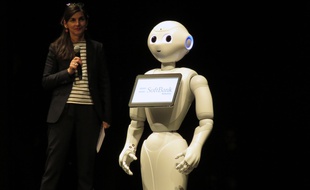 Le robot Pepper, successeur de Nao, sur la scène de l'opéra de Rennes le 8 décembre 2017.