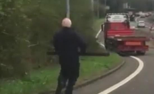 Un chauffeur court après son camion sur l'autoroute anglais