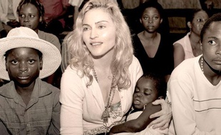 Photo promotionnelle mettant en scène Madonna et la petite Mercy, l'enfant malawite que la chanteuse souhaite adopter.