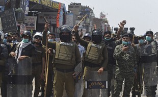 Les forces de l'ordre et les militants du parti Tehreek-e-Labbaik (TLP) à Lahore, le 18 avril 2021.