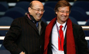 Sébastien Bazin (écharpe rouge) dans les tribunes du Parc des Princes le 13 janvier 2008.