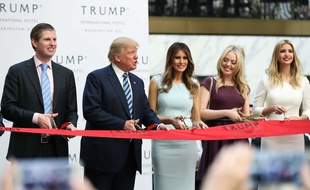 Donald Trump en compagnie de sa femme, Melania, et ses enfants Eric, Tiffany et Ivanka, le 26 octobre 2016 à Washington.