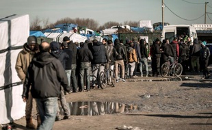 Des migrants dans la "Jungle" de Calais, dans le Pas-de-Calais, le 16 février 2016