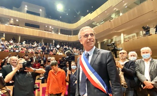 Pierre Hurmic avec l'écharpe de maire, après son élection lors du conseil municipal de Bordeaux du 3 juillet, qui s'est tenu à l'auditorium de Bordeaux.