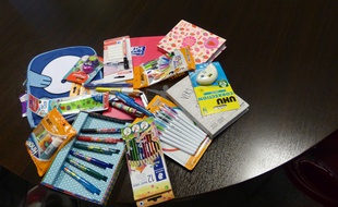 Illustration de fournitures scolaires.