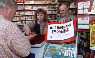 Un buraliste d'Hatten (Bas-Rhin), où un gagnant a remporté 70 millions, le 14 mars 1998.
AFP PHOTO / Eric Feferberg