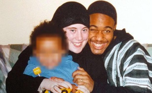 Photo de famille de la Britannique Samantha Lewthwaite, surnommée la «veuve blanche», avec son mari Jermaine Lindsay (à droite), l'un des kamikazes des attentats de Londres en 2005. Elle serait impliquée dans l'attaque du Westgate à Nairobi, au Kenya.
