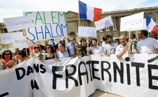 Manifestation pour la paix et la fraternité dans le contexte de l'offensive israélienne à Gaza, devant l'église de Saint-Germain L'Auxerrois à Paris le 3 août 2014