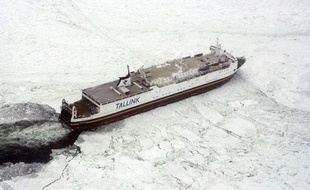 Un cargo est coincé dans la glace, dans la mer Baltique, le 4 mars 2010.