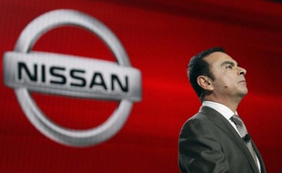 Le PDG de l'alliance entre les constructeurs automobiles français Renault et japonais Nissan, Carlos Ghosn, a estimé mercredi que malgré un repli du yen face au dollar son niveau élevé restait "un énorme frein" et poussait les exportateurs japonais à produire hors du Japon.