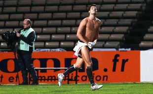 Le milieu de terrain bordelais Yoann Gourcuff, en slip le 5 décembre 2008 après un match contre Valenciennes à Bordeaux.