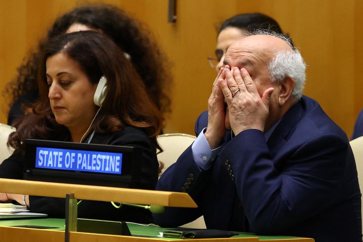 L'ambassadeur palestinien auprès de l'ONU, Riyad Mansour, écoute le discours du président français Emmanuel Macron. 