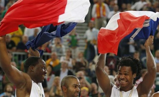 Florent Piétrus, Tony Parker et Mickaël Gelabale, après la victoire de l'équipe de France de basket en finale de l'Euro 2013 face à la Lituanie.