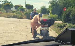 Ce motocycliste allemand circulait dans le plus simple appareil.