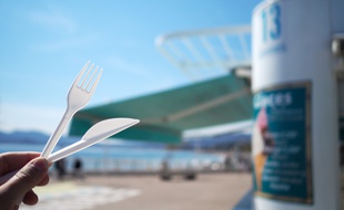 Les couverts en plastique seront interdits dans les kiosques