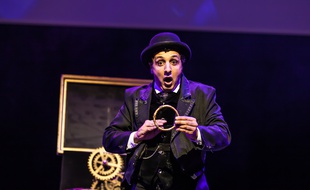 Le festival de magie de Rennes verra se produire le magicien français Charly.