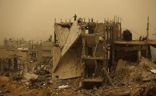 Un homme sur le toit d'un bâtiment détruit par la guerre avec Israël, le 6 janvier 2015 à Gaza