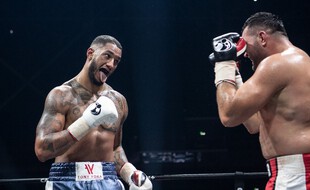 Tony Yoka tire la langue, mais pas en raison de la fatigue.