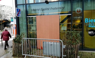 L'entrée principale de la mairie de quartier Nantes-sud a été soufflée par une explosion.