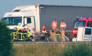 La carcasse carbonisée du véhicule accidenté sur l'A16, le 20 juin 201. Le conducteur est décédé.
