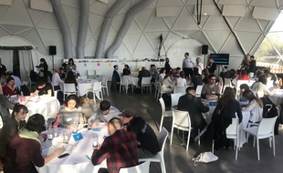 Les jeunes sont répartis par table de six, pour faciliter le débat.