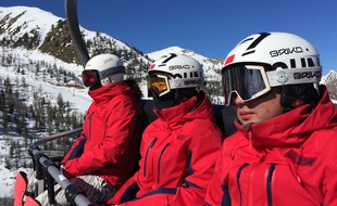 Dix-huit snowboarders de 13 à 28 ans s’entraînent sur les pentes d’Isola 2000.