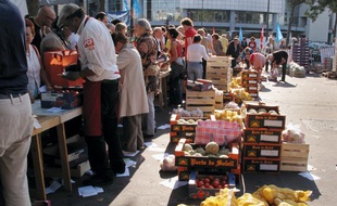 Vente de fruits et légumes à prix coûtant le jeudi 18 août 2011 place de la Bastille à Paris