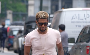 Le chanteur Usher dans le quartier de TriBeCa à New York