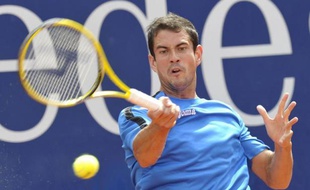 L'Espagnol Guillermo Garcia-Lopez, 87e joueur mondial, a rejoint l'Argentin Juan Monaco, tête de série N.2, en demi-finales du tournoi ATP de Stuttgart, en disposant de "l'invité" allemand Dustin Brown, 6-0, 6-3, vendredi.