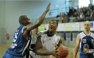 Exemptés de Pro A, David Simon et ses coéquipiers en ont profité pour fignoler leur entraînement et s'imposer face à Francfort (76-67).