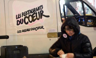 Une volontaire des "Restos du Coeur" prépare des repas pour la campagne d'hiver, le 26 novembre 2013 place de la République, à Paris