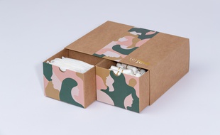Parmi les marques proposant des protections menstruelles bio, Fava propose une box à recevoir chaque mois chez soi.