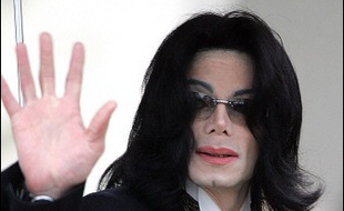 L'inspection du travail de Californie (ouest) a fermé d'office le ranch Neverland de Michael Jackson, la star n'ayant versé ni salaires, ni charges sociales pour ses 69 employés depuis décembre, selon un rapport publié vendredi.