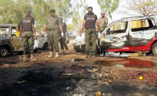 La police nigériane sur le site d'un attentat-suicide, le 24 février 2015 à Kano