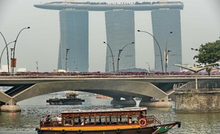 Le pic de pollution historique qui frappe Singapour depuis près d'une semaine pourrait sérieusement affecter l'économie de cette capitale financière régionale, en particulier le secteur touristique, avertissent des analystes.