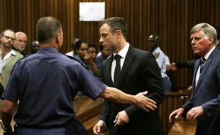 Oscar Pistorius après l'annonce de son verdict au tribunal à Pretoria, le 21 octobre 2014