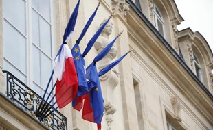 Des drapeaux français et européens liés par un ruban noir en hommage aux victimes du crash d'un avion d'Air Algérie, le 28 juillet 2014 à l'Elysée, à Paris