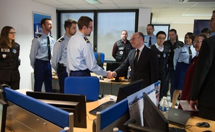 Bernard Cazeneuve dans les locaux de la DCPJ et de Pharos à Nanterre le 19 janvier 2015.
