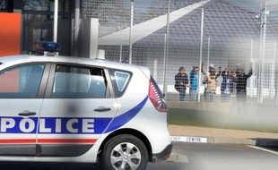 Des immigrants placés en rétention au centre de rétention de Saint-Jacques-de-la-Lande, près de Rennes, le 15 mars 2012
