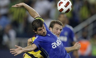 Le joueur de Fenerbahçe, Emre Belozoglu, à la lutte avec Schneuwly Christian des Young Boys de Berne, le 4 août 2010.