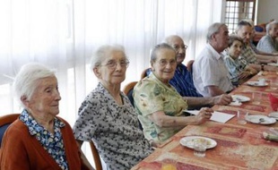 Les baby-boomers, nés entre 1946 et 1974, vont faire exploser le nombre des plus de soixante ans d'ici 25 ans mais aussi le nombre des centenaires, qui pourraient être 200.000 en 2060, soit treize fois plus qu'aujourd'hui, selon l'Insee.