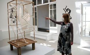 Catherine Grenier, directrice de la Fondation Giacometti, montre la reconstitution d'« Oiseau silence », oeuvre disparue d'Alberto Giacometti, à la veille du déconfinement de l'exposition « À la recherche des œuvres disparues », à l'Institut Giacometti à Paris, le 14 mai.
