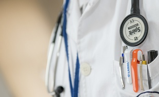 Un homme s'est fait passer pour un médecin après avoir été interné pendant 10 ans.