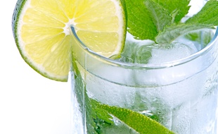 Illustration d'un verre d'eau. En janvier, certains se lancent dans le défi zéro alcool. Une bonne idée pour votre santé?