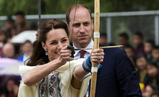 Kate et William s'essayent au tir à l'arc au Bhoutan le 14 avril 2016