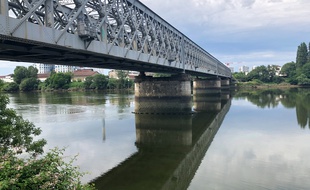 Le pont ferroviaire qui relie Rezé à l'île de Nantes.