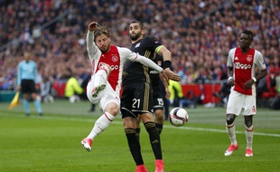 Maxime Gonalons (au centre) n'est désormais plus à l'OL, qui se tourne cet été vers des joueurs de l'extérieur, comme le Burkinabé Bertrand Traoré (à droite), ici avec l'Ajax Amsterdam.